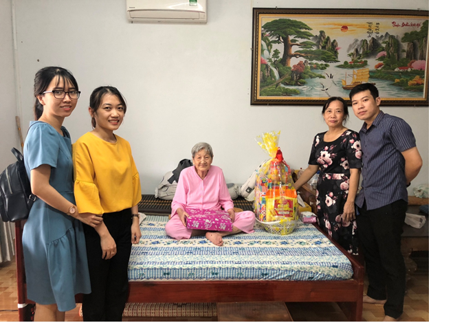 Đoàn thanh niên kết hợp với công đoàn thăm và tặng quà mẹ Việt Nam anh hùng