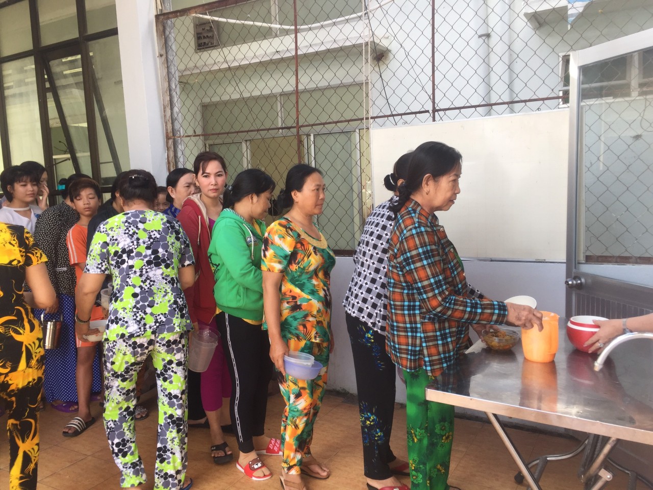 Hình ảnh bệnh nhân và người nhà bệnh nhân nhận cơm từ thiện từ bếp ăn từ thiện tại Bệnh viện